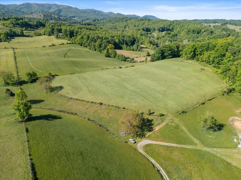 Extraordinary long-range mountain views, approximately 290 feet - photo 4