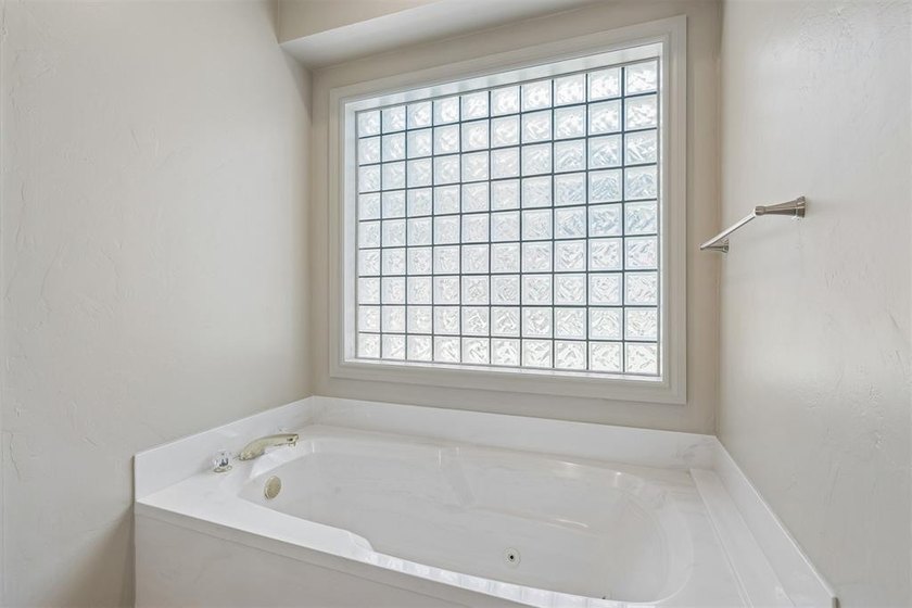 Built by renowned custom builder Matt Wilson, this beautifully - photo 22