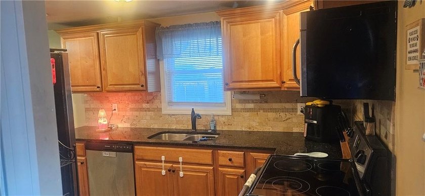 Sharp, renovated 3 bedroom ranch located in a great area which - photo 8