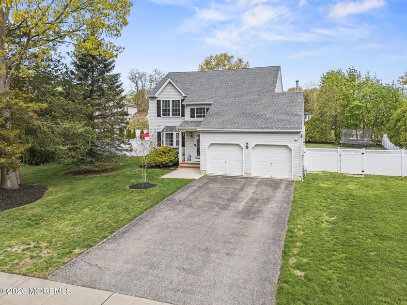 Stunning Colonial set on a beautifully landscaped property with - photo 3