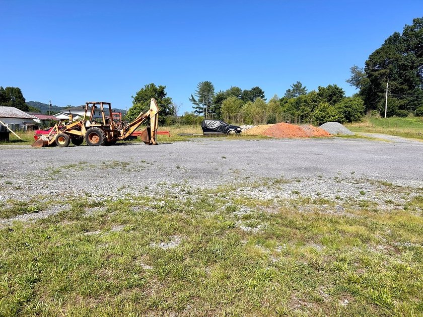 Position your business for success with this versatile 1.02-acre - photo 2