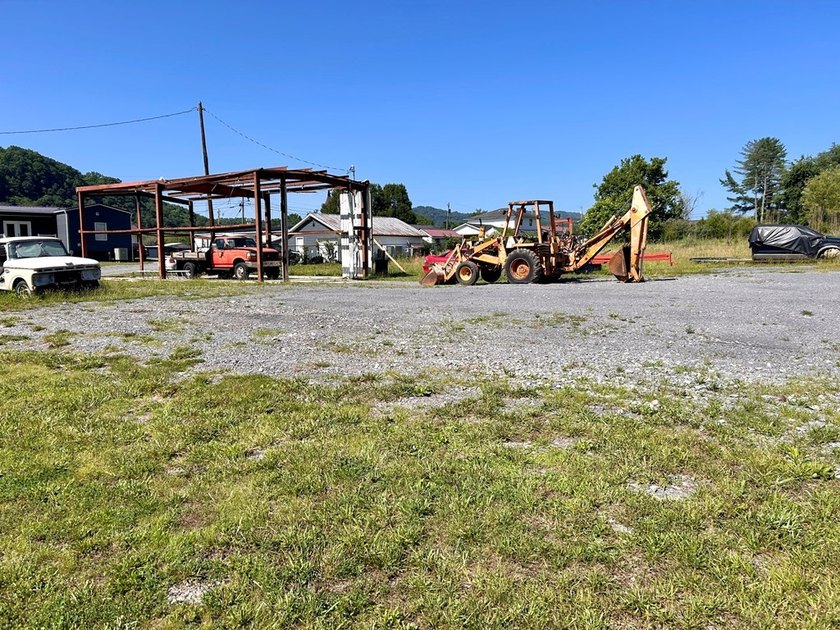 Position your business for success with this versatile 1.02-acre - photo 3