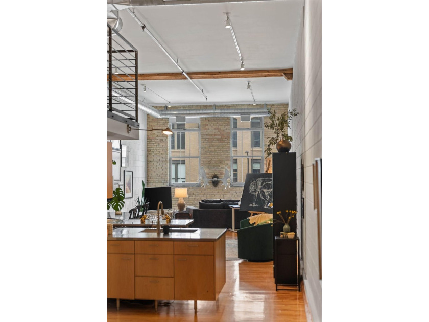 This unique true loft offers a flexible - photo 11