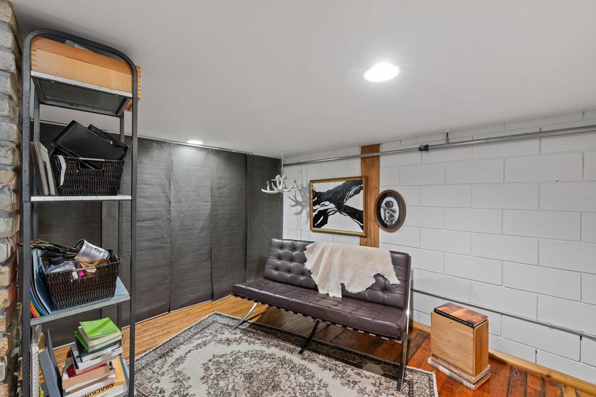 This unique true loft offers a flexible - photo 26