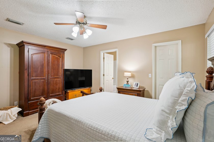 Welcome home to this charming 3-bedroom, 2-bath cottage-style - photo 20