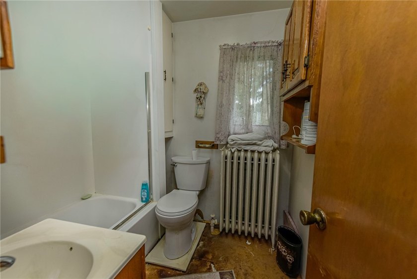Welcome to 47 Chippendale Rd! This two bedroom home offers a - photo 18