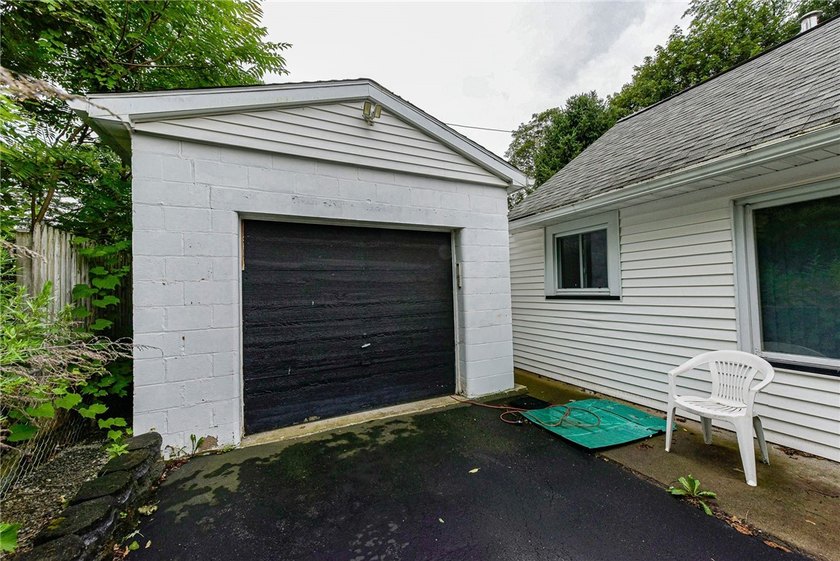 Welcome to 47 Chippendale Rd! This two bedroom home offers a - photo 21