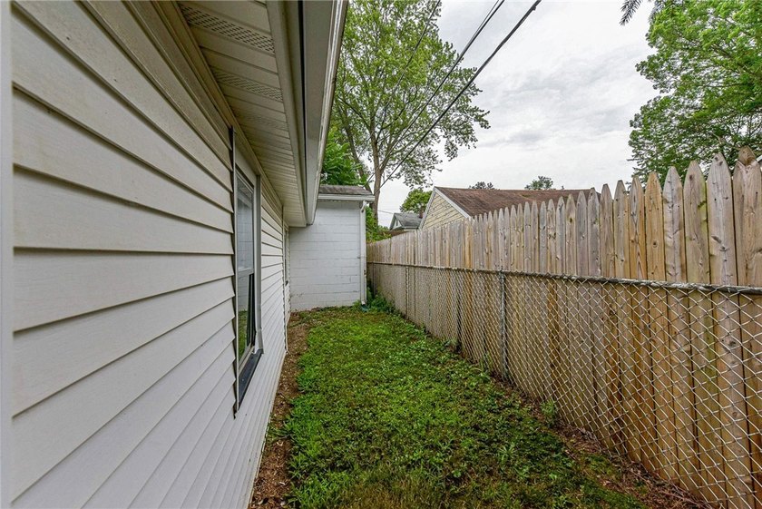 Welcome to 47 Chippendale Rd! This two bedroom home offers a - photo 22