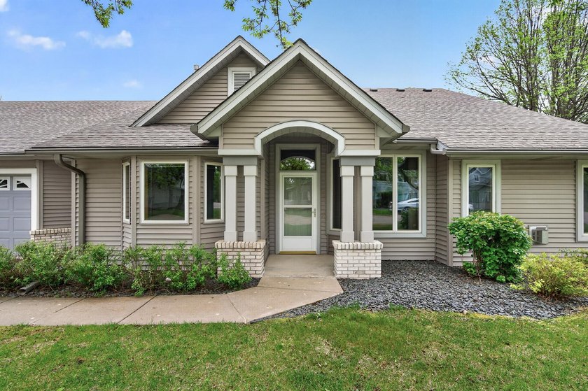 Welcome home to this great, single level townhome in high-demand - photo 2