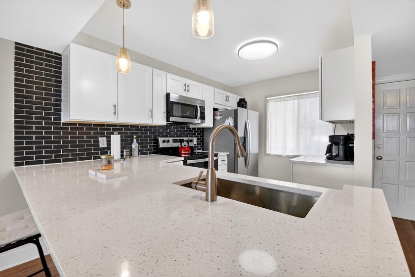 Spacious, beautifully updated and renovated 3-bed, 2-bath condo - photo 12