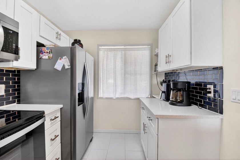 Spacious, beautifully updated and renovated 3-bed, 2-bath condo - photo 13