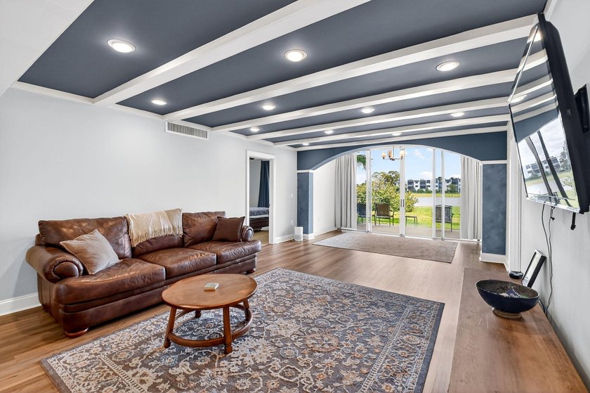 Spacious, beautifully updated and renovated 3-bed, 2-bath condo - photo 15