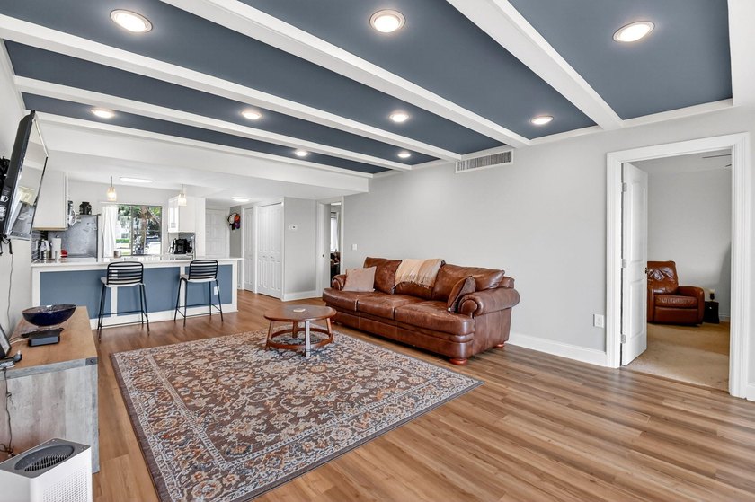 Spacious, beautifully updated and renovated 3-bed, 2-bath condo - photo 17