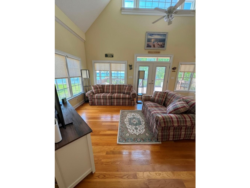 Welcome to your perfect waterfront retreat on beautiful Lake - photo 18