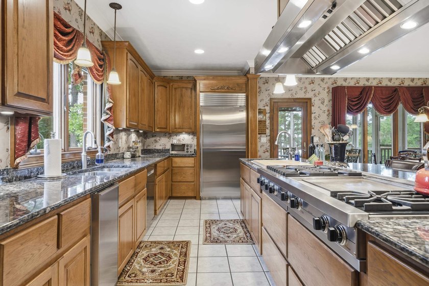 Nestled behind a private gated entrance on 2.65 fee simple acres - photo 18