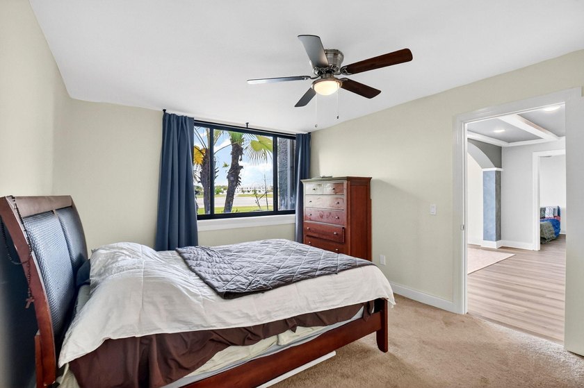Spacious, beautifully updated and renovated 3-bed, 2-bath condo - photo 20