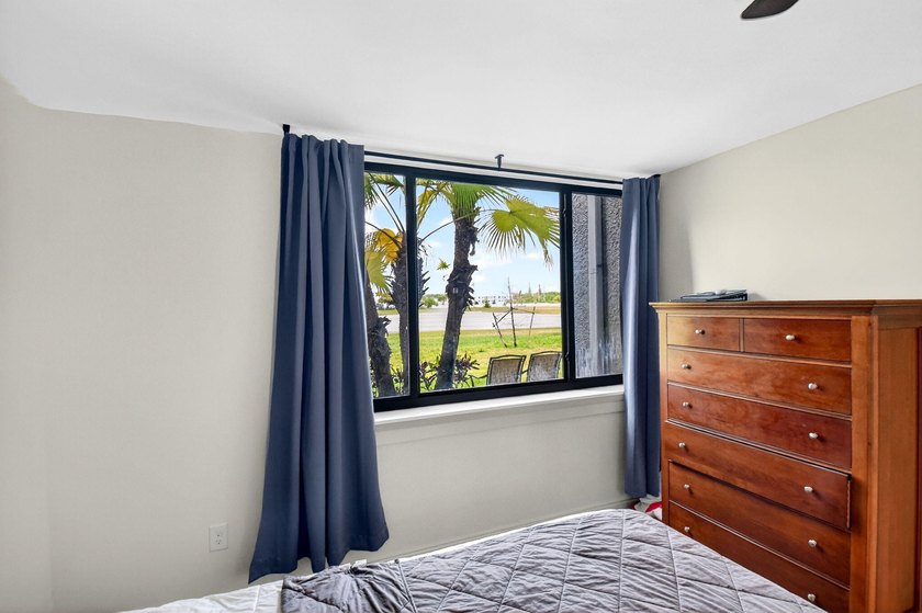 Spacious, beautifully updated and renovated 3-bed, 2-bath condo - photo 21