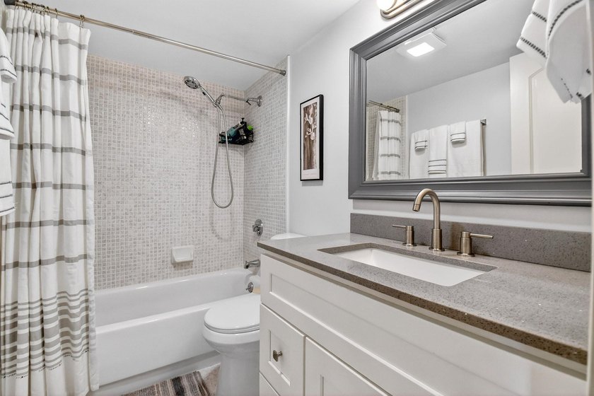 Spacious, beautifully updated and renovated 3-bed, 2-bath condo - photo 30