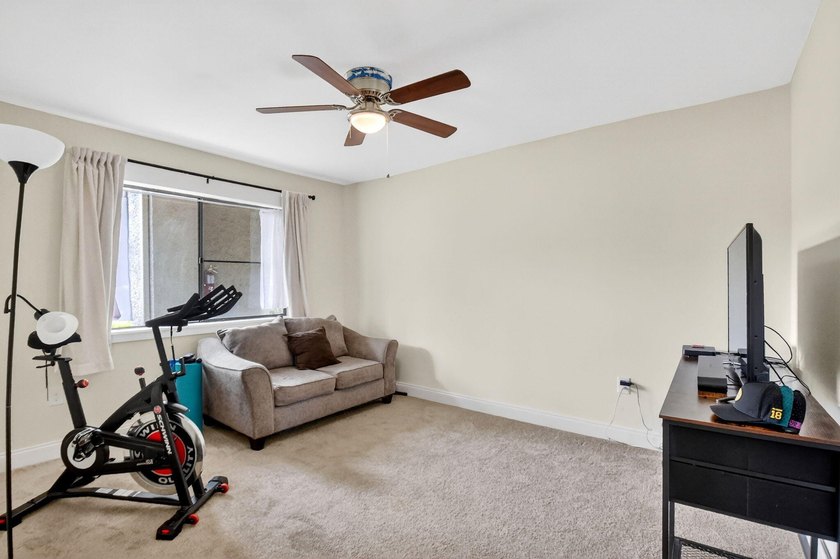 Spacious, beautifully updated and renovated 3-bed, 2-bath condo - photo 31