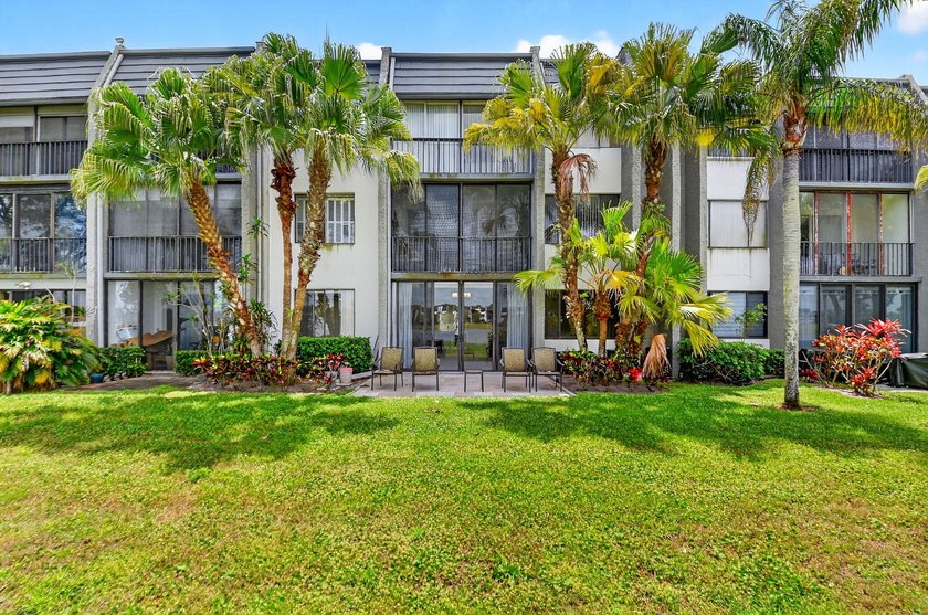 Spacious, beautifully updated and renovated 3-bed, 2-bath condo - photo 37