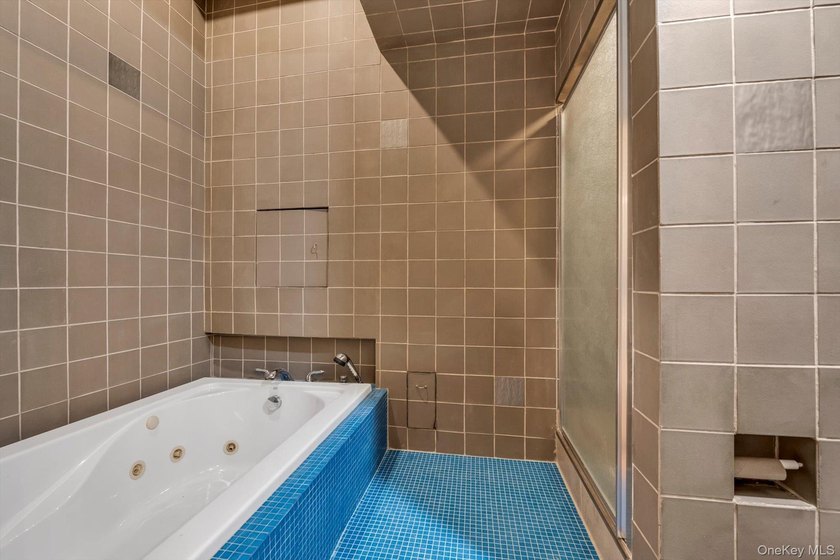 Beautiful &amp; Modern 2-Bedroom Apartment in the Heart of the City - photo 11