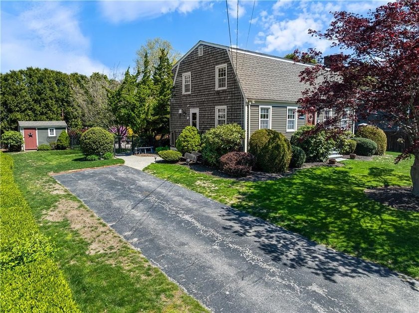 This beautifully maintained home truly shows the care and pride - photo 2