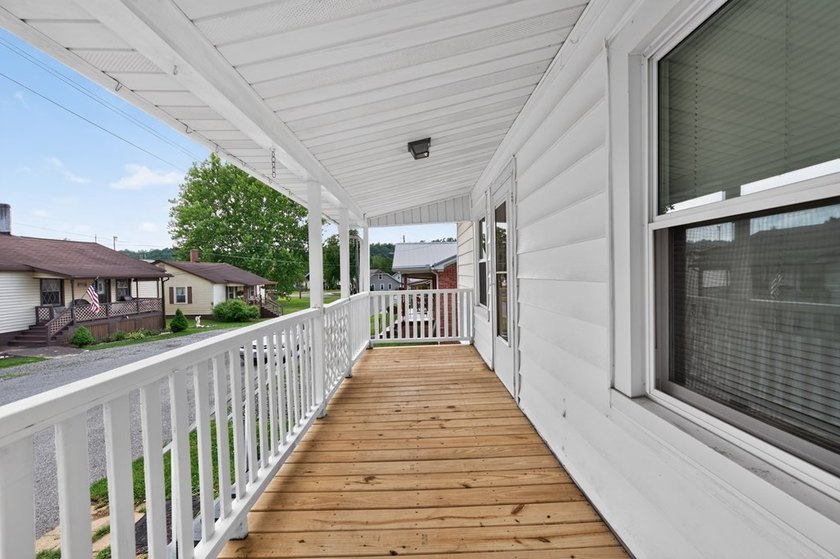 Welcome to this charming cottage nestled in the heart of Fries - photo 5