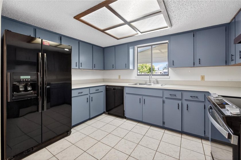 Virtually Staged. Welcome home to this charming and move-in - photo 15
