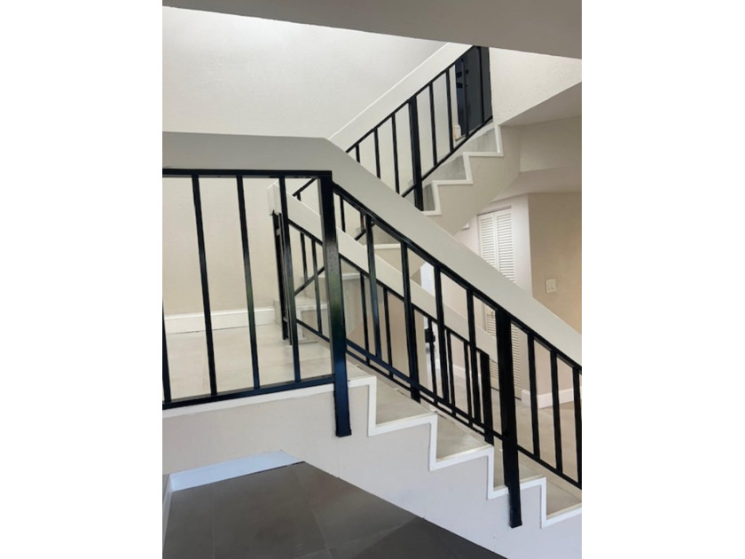 Welcome to this stunning and spacious 3-bedroom, 2.5-bathroom - photo 15