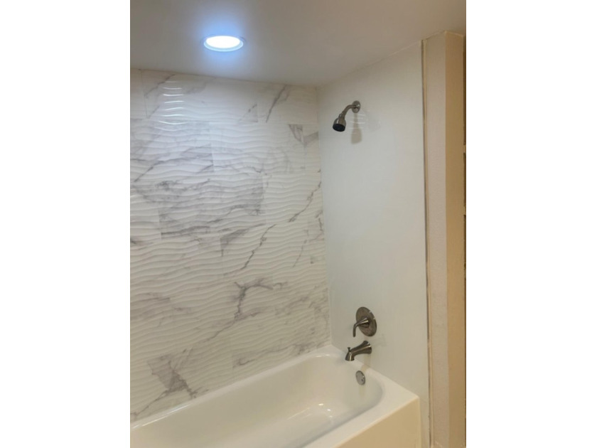 Welcome to this stunning and spacious 3-bedroom, 2.5-bathroom - photo 17