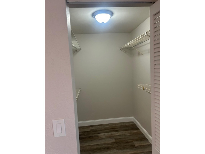 Welcome to this stunning and spacious 3-bedroom, 2.5-bathroom - photo 26