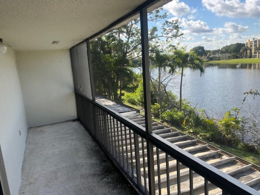 Welcome to this stunning and spacious 3-bedroom, 2.5-bathroom - photo 31