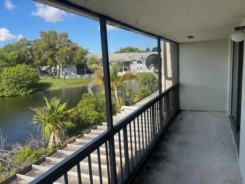 Welcome to this stunning and spacious 3-bedroom, 2.5-bathroom - photo 32