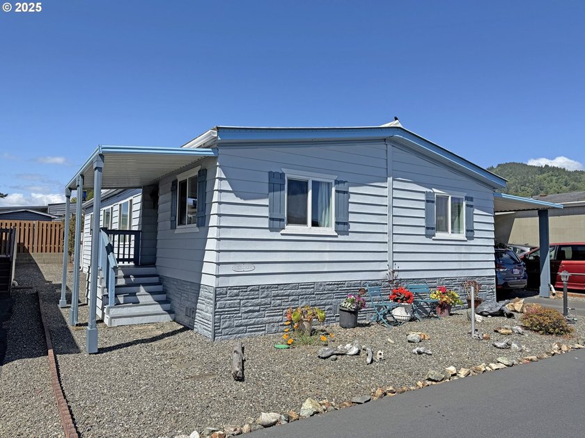 Charming, very well maintained 1,404 sq.ft. 3 Bed, 2 Bath home - photo 2