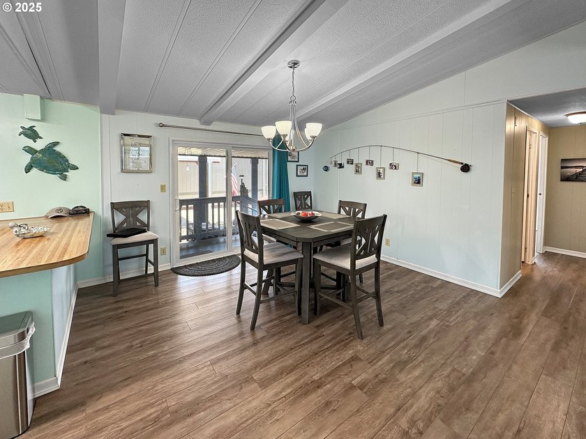 Charming, very well maintained 1,404 sq.ft. 3 Bed, 2 Bath home - photo 6