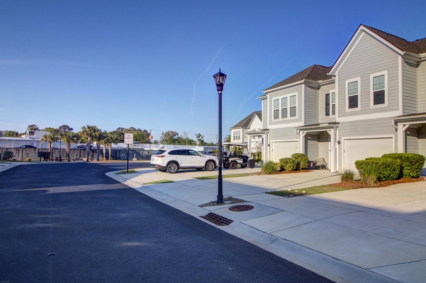 Gorgeous townhome on private pond lot less then 10 minutes to - photo 5