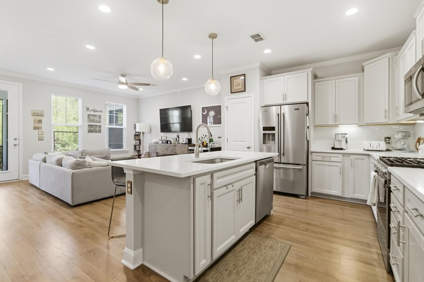 Gorgeous townhome on private pond lot less then 10 minutes to - photo 10