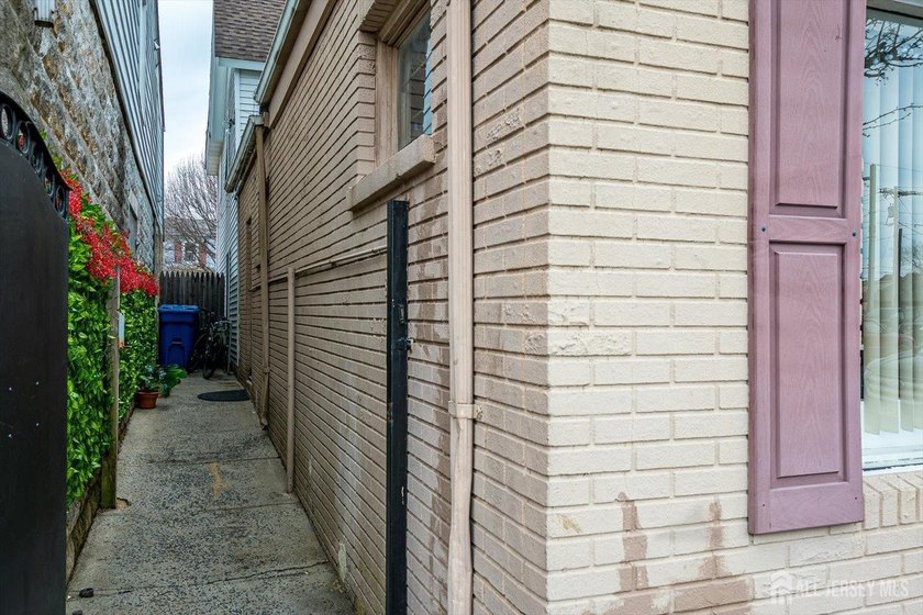 Amazing opportunity to Own a Mixed Use Building. This Beautiful - photo 4