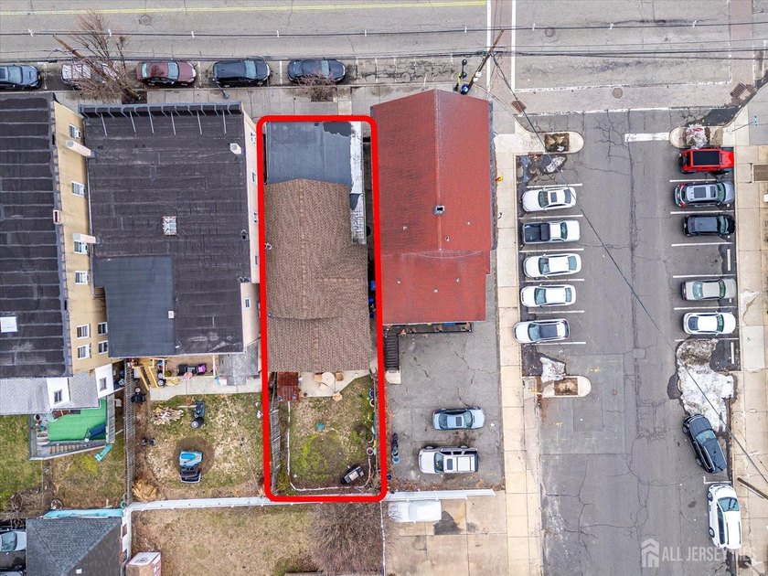 Amazing opportunity to Own a Mixed Use Building. This Beautiful - photo 8