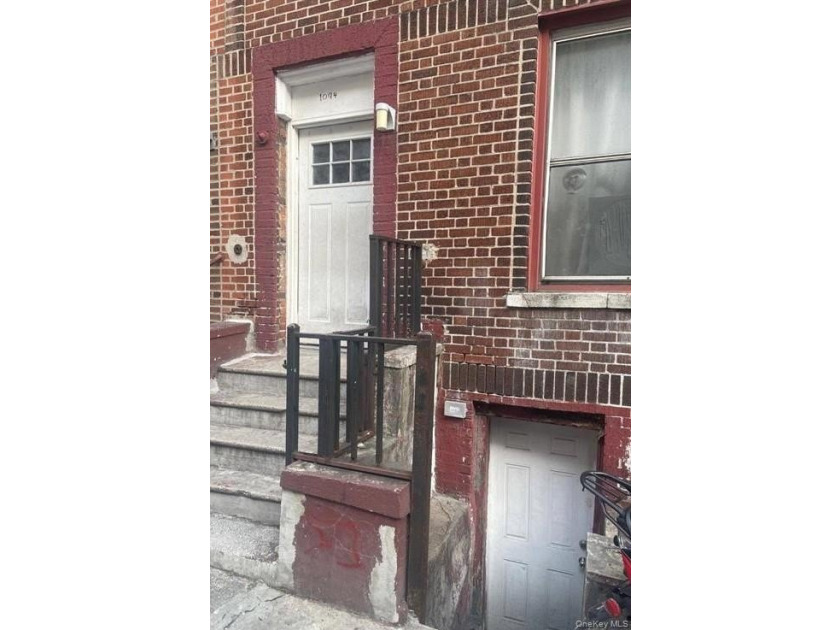 Excellent investment opportunity in the Bronx! Well-maintained - photo 2