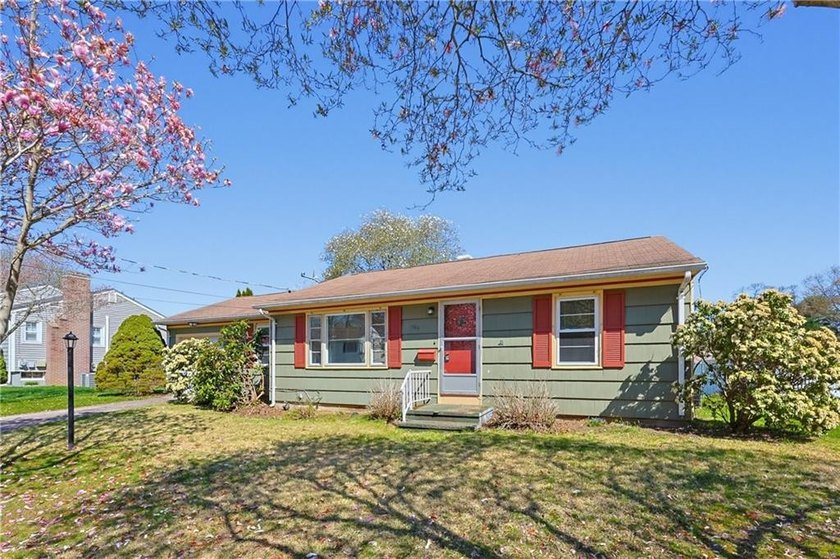 Welcome to 145 Glenwood Drive in desirable North Kingstown. This - photo 3