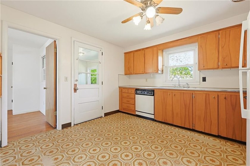 Welcome to 145 Glenwood Drive in desirable North Kingstown. This - photo 7