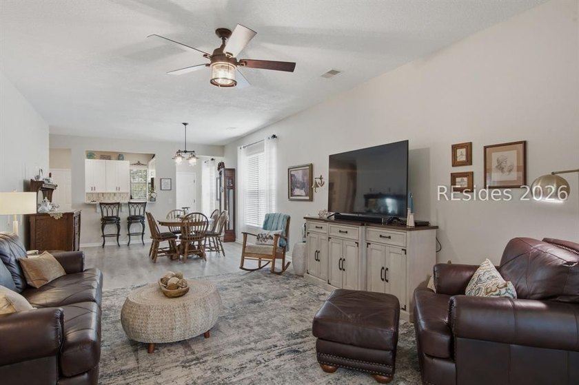 Welcome home to this charming &amp; beautifully updated retreat - photo 8