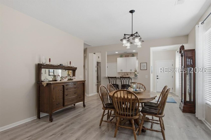 Welcome home to this charming &amp; beautifully updated retreat - photo 10