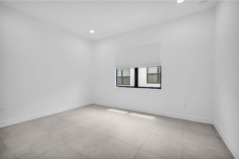 SPECTACULAR NEVER LIVED IN 3 BEDROOM 4 FULL BATHROOM SINGLE - photo 31