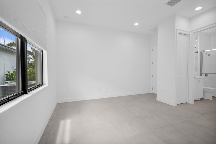SPECTACULAR NEVER LIVED IN 3 BEDROOM 4 FULL BATHROOM SINGLE - photo 32