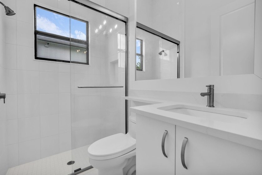 SPECTACULAR NEVER LIVED IN 3 BEDROOM 4 FULL BATHROOM SINGLE - photo 33