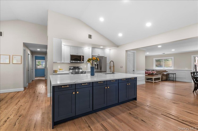Welcome to 8 Walnut, a beautifully maintained 5-bedroom - photo 5