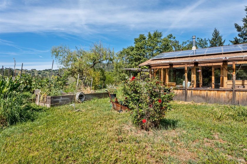 This eco-friendly rammed-earth home is both beautiful and unique - photo 11