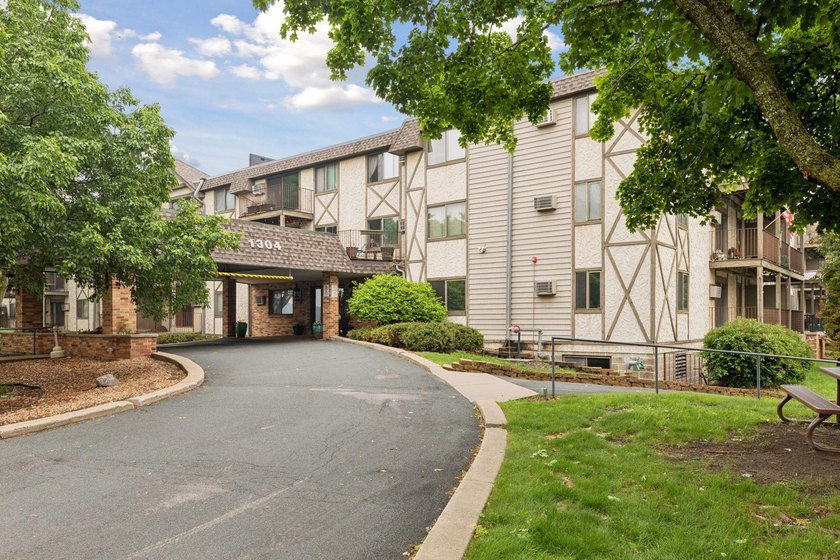 Come live at the Lake! Welcome to Sunrise Bay, a condominium - photo 6